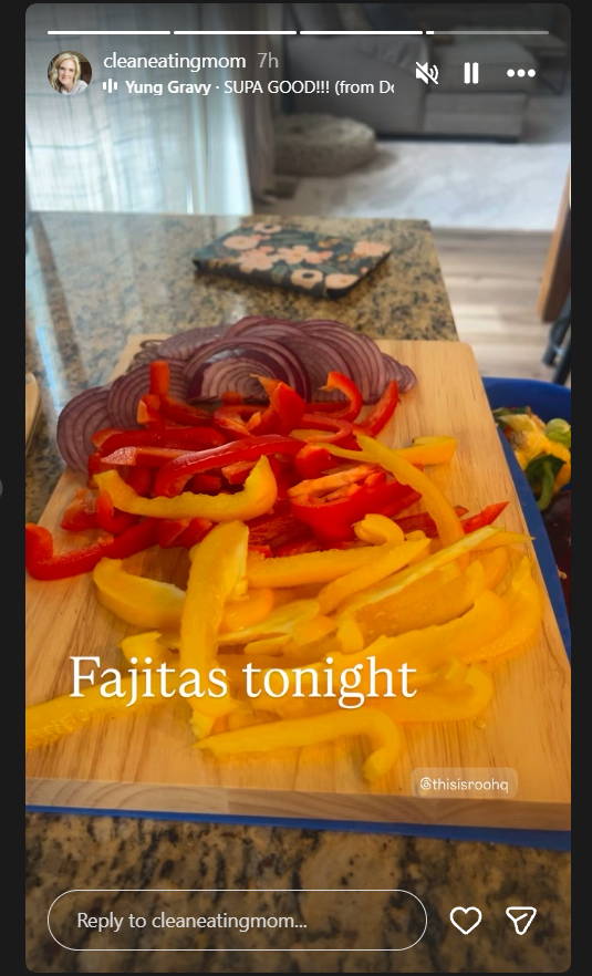 Instagram story from cleaneatingmom showing sliced peppers and onions on a board over the blue ROO mat